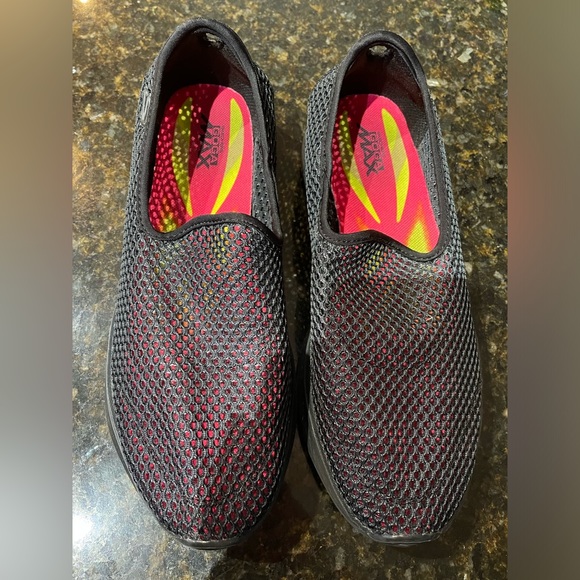 Women’s Skechers Goga Max Mesh shoe - Picture 1 of 3